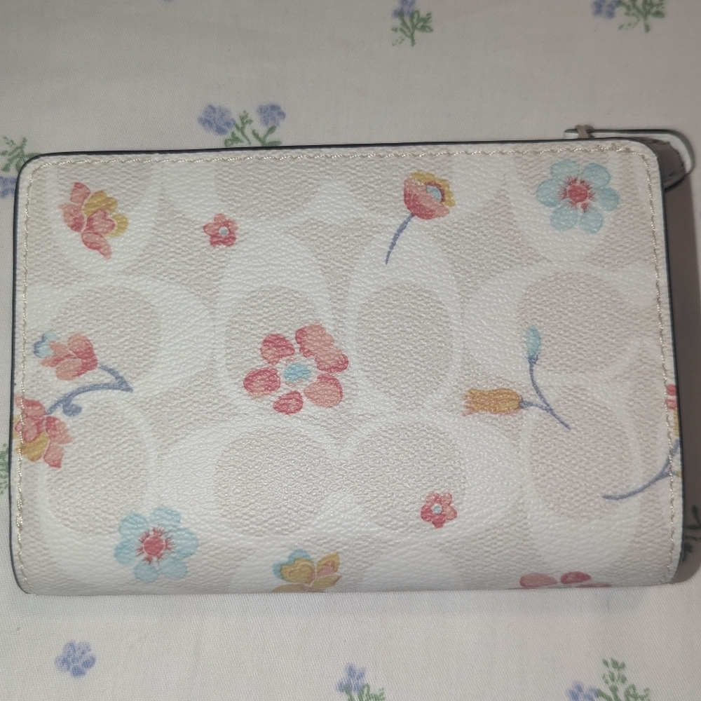 Coach Medium Corner Zip Wallet - NWOT - Picture 3 of 9